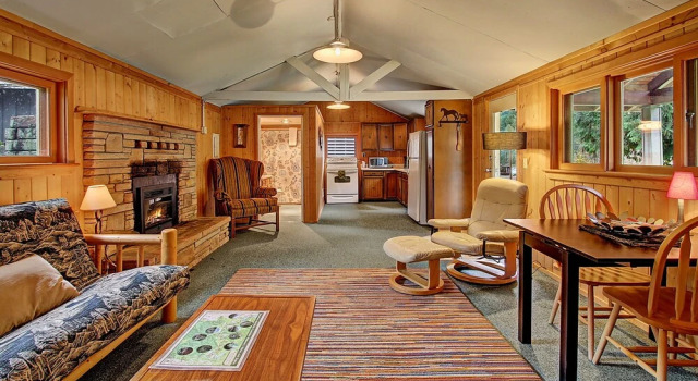 Riverside Ranch with Guest Cabin and Fireplace, Book Pension Hoteller i Baring med parkering, Parkering