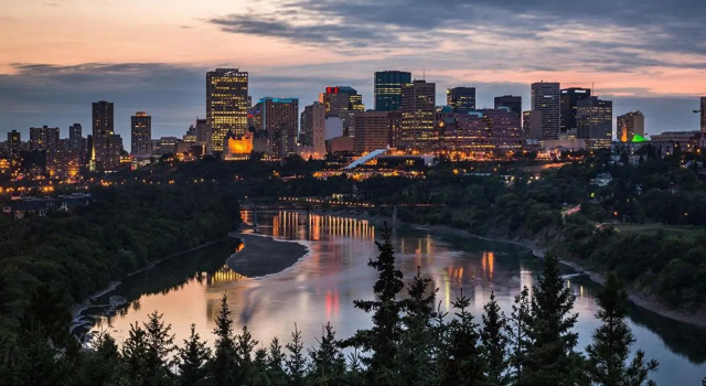 STUNNING KING Triplex I Walk to River Valley I w free parking & WiFi!, Boek Hotel Hotels in Edmonton met ontbijt, Ontbijt