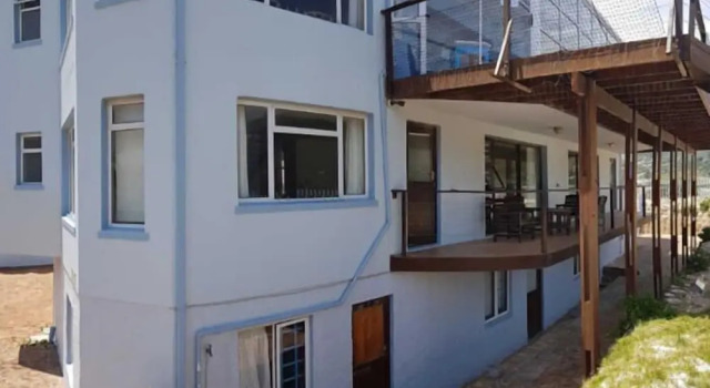 Кровать в общем номере Dune Lodge