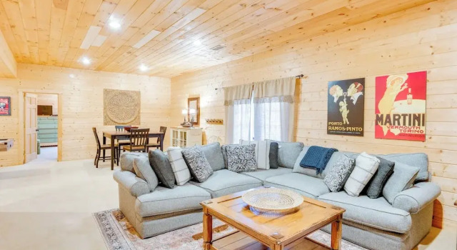 Коттедж с 5 комнатами с балконом Luxury Cabin w/ Deck < 5 Miles to Sapphire Valley!