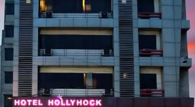 Hotel Hollyhock, Забронировать Отель Отели Хайдарабада с парковкой, рядом с Археологический музей штата, Парковка