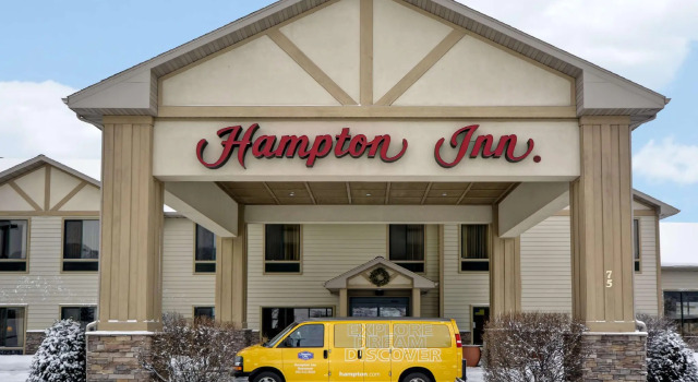 Кровать в общем номере Hampton Inn Bozeman