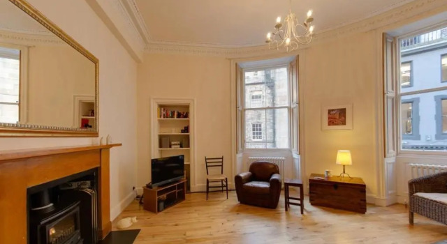 Апартаменты ALTIDO Spacious 2Bed in Heart of Old Town - Diagon Alley