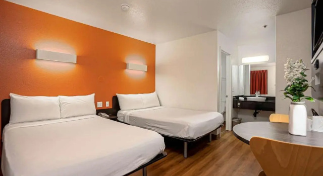 Четырёхместный номер Premium Motel 6-Temecula, CA - Historic Old Town