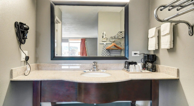 Четырёхместный номер Standard Budget Inn Top of Ellijay