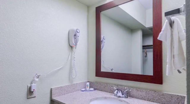 Номер Standard Quality Inn & Suites University Area