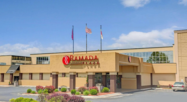 Четырёхместный номер Standard Ramada Plaza & Conf Center by Wyndham Charlotte Airport