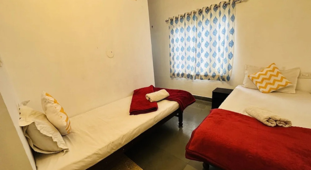 Кровать в общем номере Maa Ji House on Lake Pichola