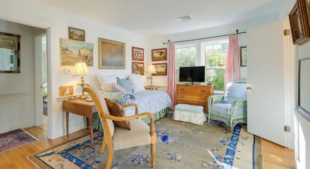 Walk to Beach & Main St Hyannis: Cape Cod Home!, Забронировать Дом для отпуска Хайаннис Полуостров Кейп-Код