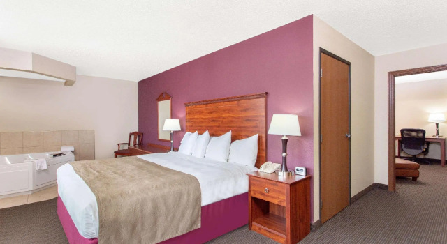 Двухместный люкс с 2 комнатами AmericInn by Wyndham New London