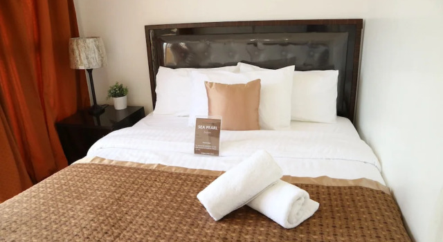 Номер Premier с балконом Sea Pearl Manila Suites