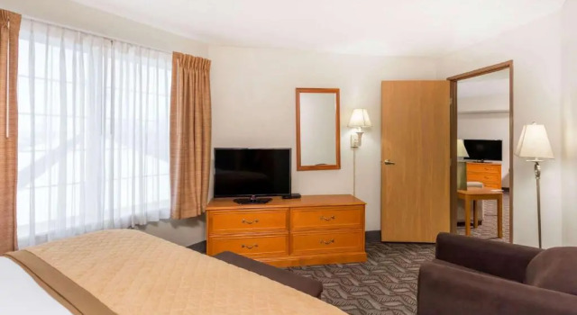 Двухместный люкс c 1 комнатой Wyndham Garden Madison Fitchburg