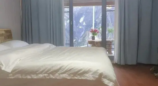 Кровать в общем номере (мужской номер) Hutiaoxia Village Upper-class Luxury Homestay