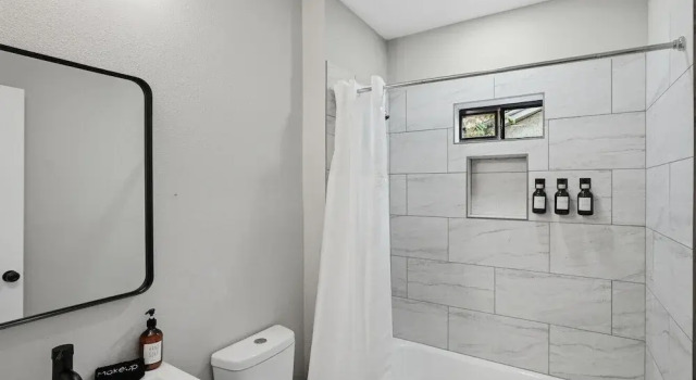 Коттедж Spacious 4BR Haven Perfect for Groups Near DT