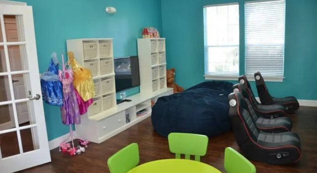 3 Bedroom Villa - 5 Minutes From Disney Parks, Varaa Villa Hotellit Kissimmee pysäköinnillä, Pysäköinti