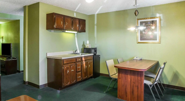 Suite 1 Schlafzimmer Rodeway Inn & Suites
