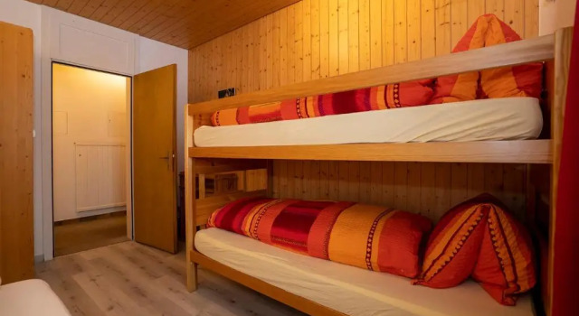 Ferienwohnung am Dorfplatz, Book Apartment Hotels in Grisons with Parking, Parking