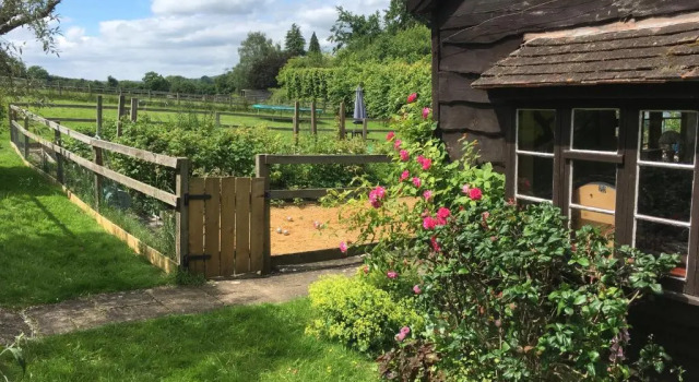 Коттедж The Limes Country House with Heated Pool & Hot Tub