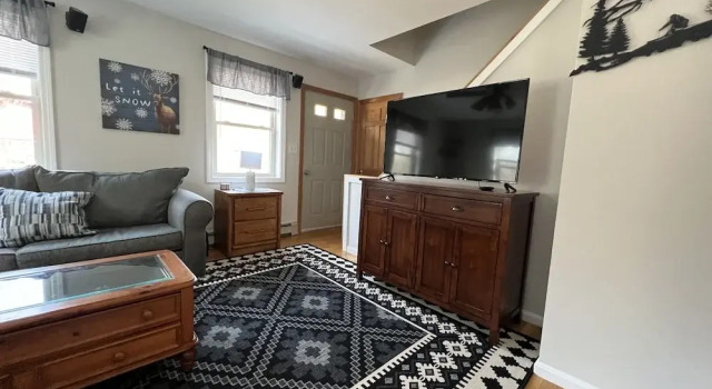 Charming Cottage Amidst Majestic Peaks 3 Bedroom Home
