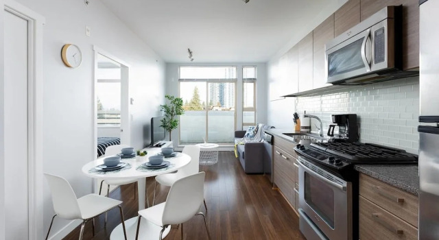 Surrey Center Cozy Condo, Réserver Appartement Hôtels à Colombie-Britannique avec parking, Parking