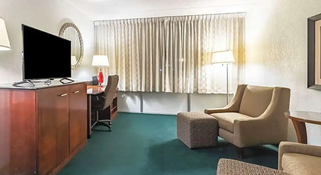 Четырёхместный люкс Quality Inn & Suites Albert Lea