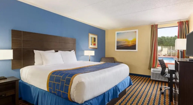 Номер Standard Days Inn & Suites by Wyndham Fort Bragg/Cross Creek Mall