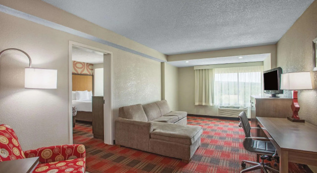 Четырёхместный люкс La Quinta Inn & Suites by Wyndham DC Metro Capital Beltway