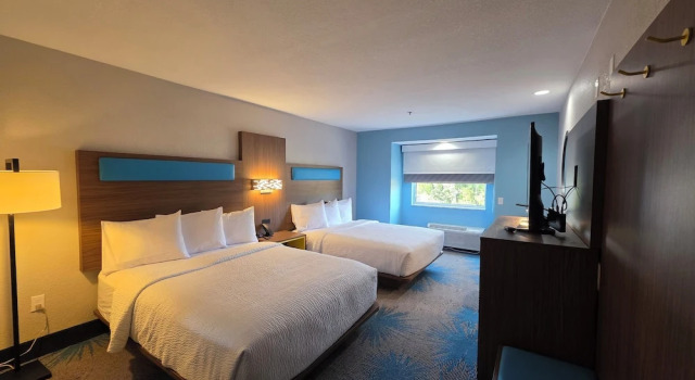 Четырёхместный номер Deluxe Days Inn & Suites by Wyndham Brandon Amphitheater