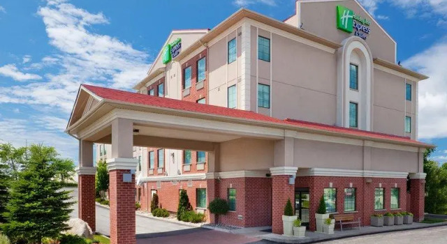 Кровать в общем номере Holiday Inn Express Hotel & Suites Barrie by IHG