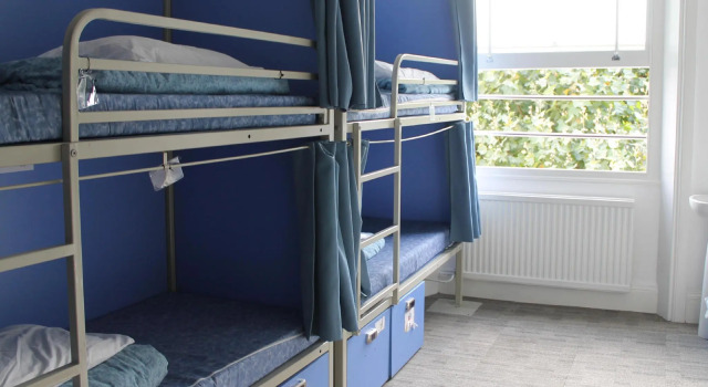 Кровать в общем номере Smart Hyde Park Inn