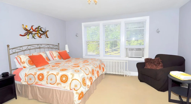 Aunt Beas Bungalow - Right in Town!