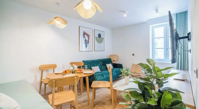 Cosy 2bdr Flat - Hyper Centre St Tropez, Забронировать Отель Отели Сен-Тропе с парковкой, рядом с Cimitière Marin, Парковка