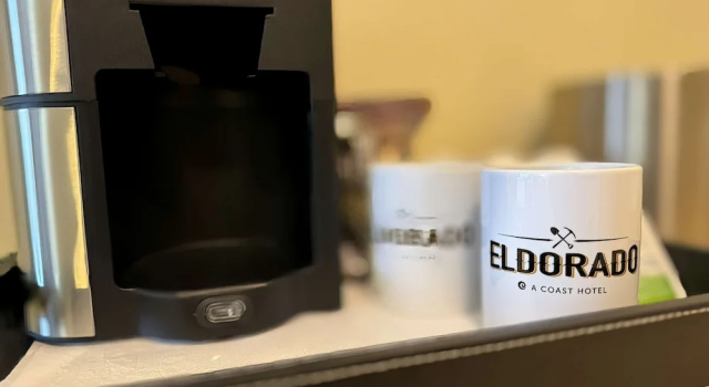 Четырёхместный номер Standard Eldorado, a Coast Hotel
