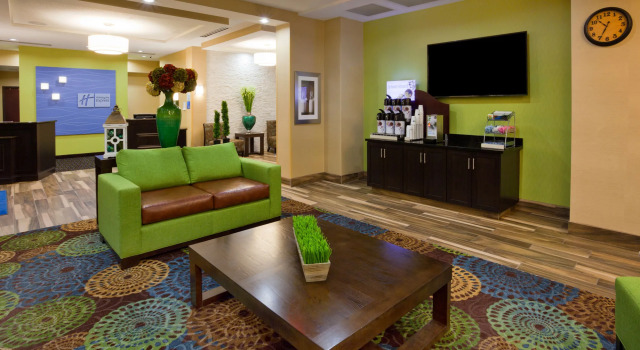 Holiday Inn Express & Suites Davenport by IHG