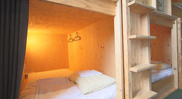 TRAVEL&BOOK HOTEL HULATONCABIN TAKAMATSU, Забронировать Хостел Хостелы Такамацу, рядом с Район Санпорт Такамацу, Хостел