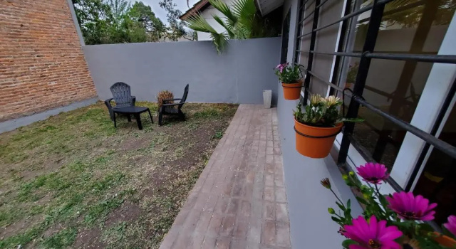 Casa con Jardín - Hermoso barrio - Centro MG- Aerop 15 min, Забронировать Отель Монте-Гранде провинция Буэнос-Айрес