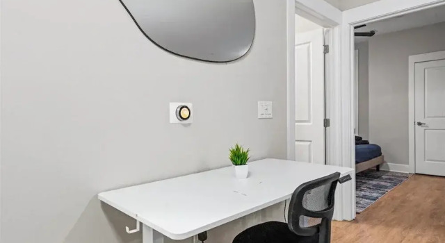 King 3BR Suite Mins to Uptown Charlotte, Забронировать Апартаменты/квартира Отели Шарлотте с парковкой, Парковка