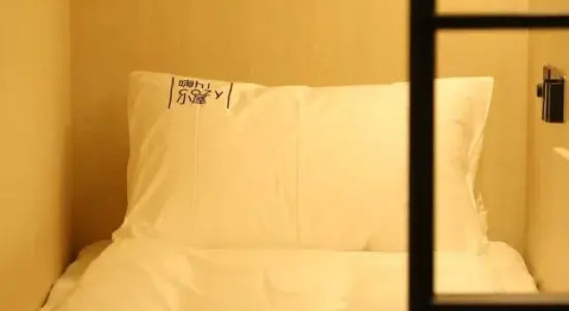 Кровать в общем номере (мужской номер) Hi Cozy International Hostel East Nanjing Road & The Bund & 24h English Services