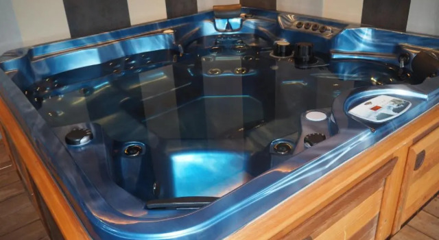 Кровать в общем номере с 6 комнатами Les Chalets dAdelphine & SPA