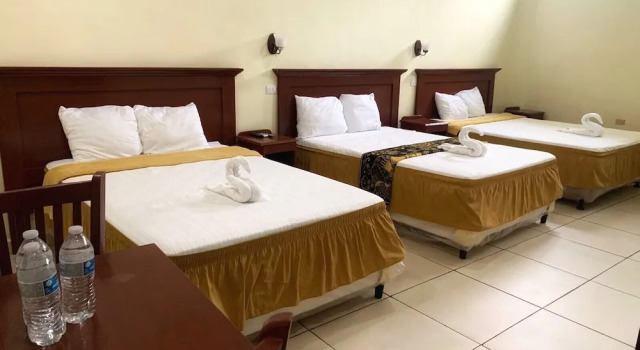 Трёхместный номер Classic с балконом Hotel y Restaurante Maria Ofelia