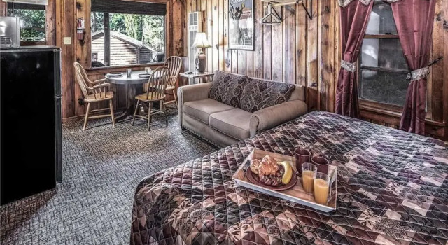 Apache Village 6, King Studio with Sleeper Sofa, Sleeps 3, Varaa Lomakoti Ruidoso New Mexico