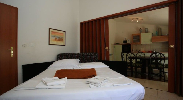 Apartment And Rooms Pansion Duba, Varaa Huoneisto Hotellit Split-Dalmatia pysäköinnillä, Pysäköinti