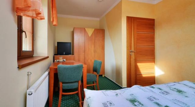 Restaurace a penzion Kamenec, Book Hotel Hoteller i Moravia-Silesia med parkering, Parkering