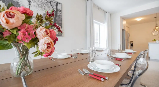 Lavish Brand New Four Bedroom Townhouse, Varaa Hotelli Hamilton 