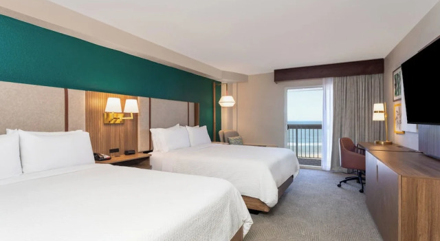 Четырёхместный номер Standard с балконом Holiday Inn Hotel & Suites Daytona Beach On The Ocean by IHG