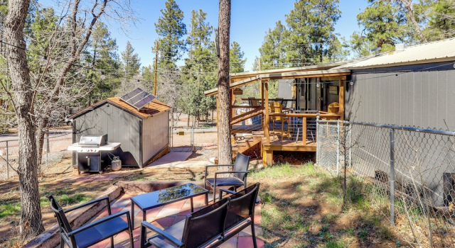 Коттедж 1 Mi to Woodland Lake! Cabin w/ Dog-friendly Yard