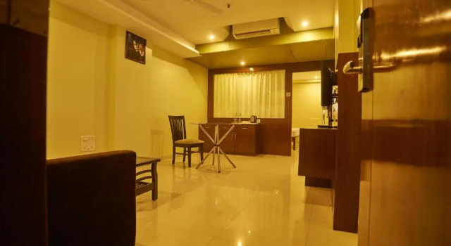 Люкс с красивым видом из окна Hotel G-Square - Shirdi