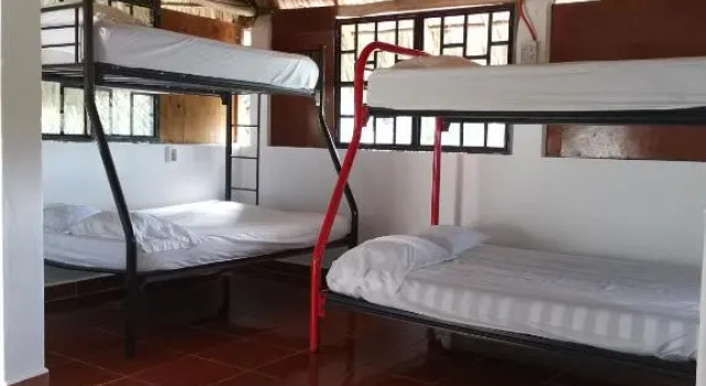 Кровать в общем номере Posada el Refugio