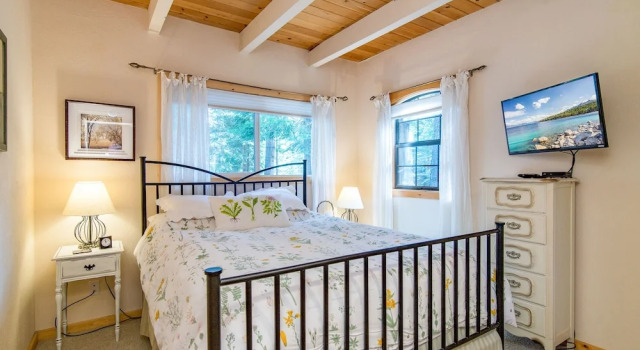3br  In The Woods, Near Beach 3 Bedroom Cabin, Забронировать Дом для отпуска Коттеджи Хоумвуд, Коттедж
