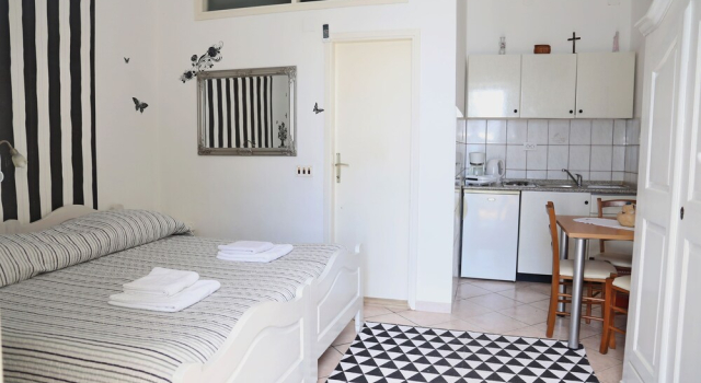 Apartments Nikolina, Забронировать Апартаменты/квартира Отели Лумбарды с завтраком, рядом с Частный Пляж «Весна Апартментс», Завтраки